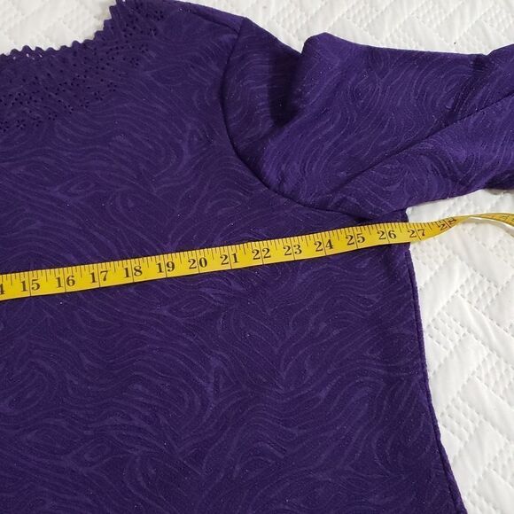 Cathy. Rounded Neckline with Cut-Work around the Neck, Cuffs  & Waist. Size 2X - Picture 10 of 13
